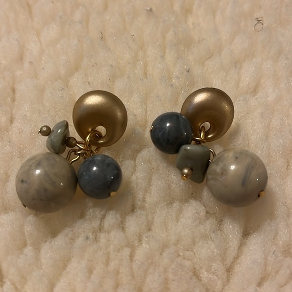 Cute and funky earrings with marble colored round beads and featuring a unique a - Picture 15 of 16